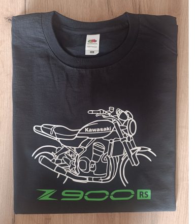 T-Shirt Kawasaki Z900 RS Schwarzes T-Shirt mit einer weißen Motorradsilhouette und grünem „Z900 RS“-Aufdruck.