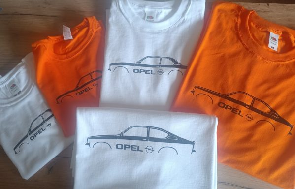 T-Shirt Opel Kadett C Fünf T-Shirts in verschiedenen Farben mit Opel-Auto-Silhouetten.