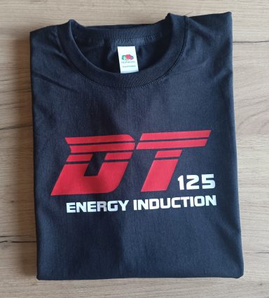 T-Shirt Yamaha DT125 LC und 125R Schwarzes T-Shirt mit rotem „DT 125“-Logo und „ENERGY INDUCTION“-Schriftzug.