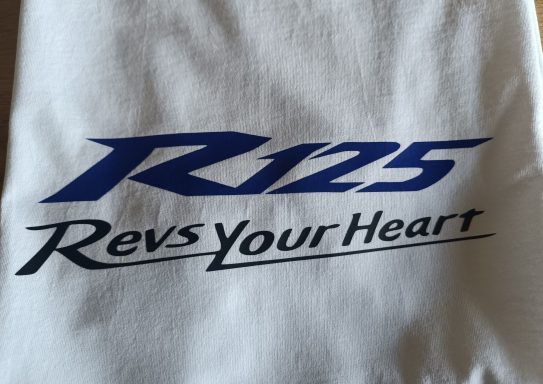 T-Shirt Yamaha YZF R125 Logo mit der Aufschrift „R125“ und „Revs Your Heart“ in blauer und schwarzer Schrift.