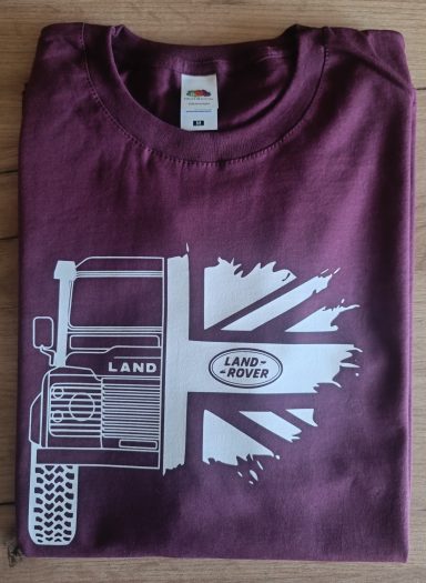 Fan T-Shirt Land Rover Defender UK Bordeauxfarbenes T-Shirt mit Druck eines Land Rover Defender und britischer Flagge.