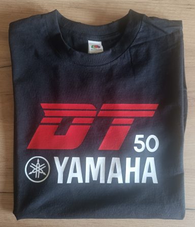 T-Shirt Yamaha DT 50 Schwarzes T-Shirt mit rot-weißer Aufschrift "DT 50 Yamaha".
