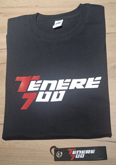 T-Shirt Yamaha Tenere 700 Schriftzug Schwarzes T-Shirt mit rot-weißer „Ténéré 700“-Aufschrift.