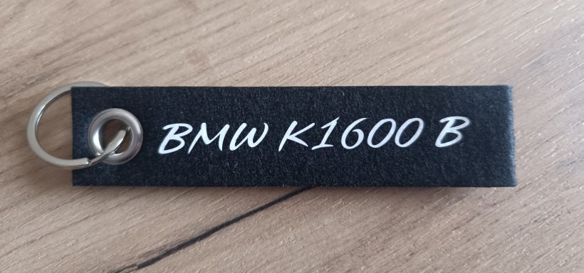 Schlüsselanhänger BMW K 1600 Schlüsselanhänger mit der Aufschrift „BMW K1600 B“.