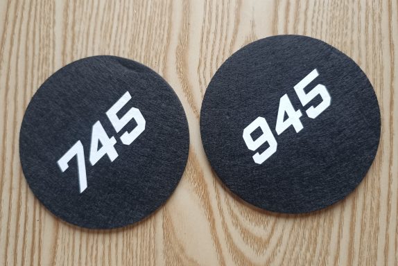 Bierdeckel/Untersetzer für alle Volvo Modelle machbar Zwei runde schwarze Untersetzer Volvo 745 und 945.