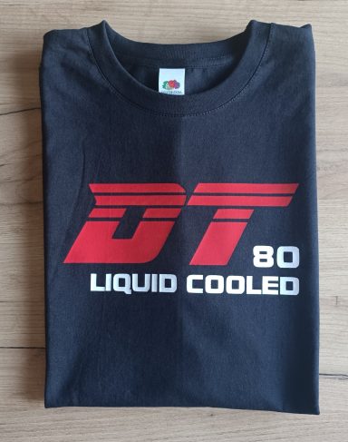 T-Shirt Yamaha DT80 LC1/2 Schwarzes T-Shirt mit rotem und weißem Aufdruck "DT 80 LIQUID COOLED".