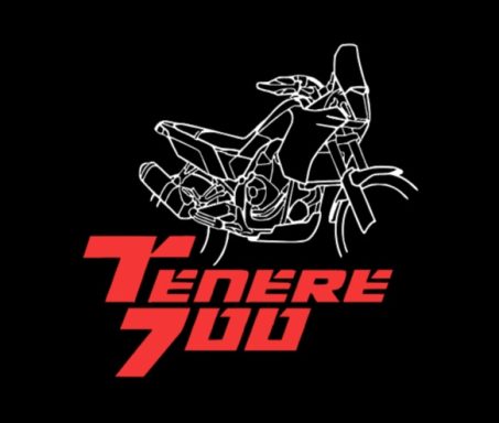 T-Shirt Yamaha Tenere 700 Skizzierte Motorradgrafik der Tenere 700 mit rotem Schriftzug.