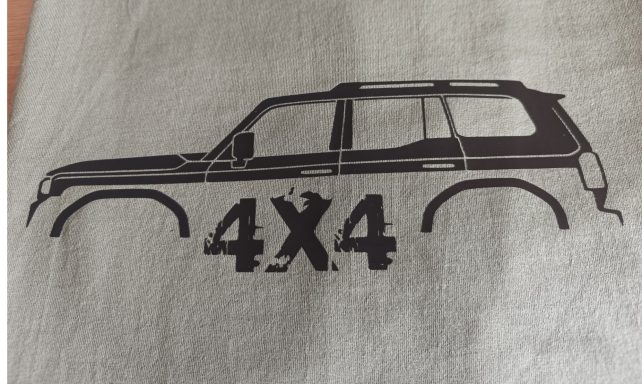 T-Shirt Toyota Land Cruiser J250 T-Shirt mit Silhouette von Toyota Land Cruiser J250