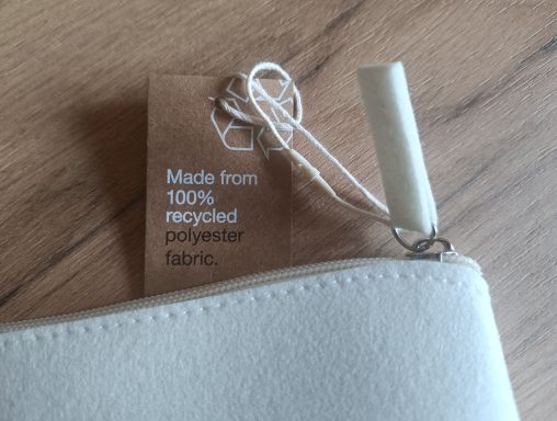 Utensilientasche fürs Handschuhfach oder Ablage Reißverschlussbeutel mit einem Etikett, das Recyclingmaterial ausweist.