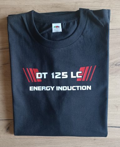 T-Shirt Yamaha DT125 LC 10V Schwarzes T-Shirt mit dem Aufdruck "DT 125 LC ENERGY INDUCTION" in Rot und Weiß.