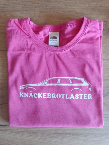 Volvo V90 Kids Knäckebrotlaster Rosa T-Shirt mit dem Aufdruck "Knäckebrotlaster" und einer Fahrzeug-Silhouette.