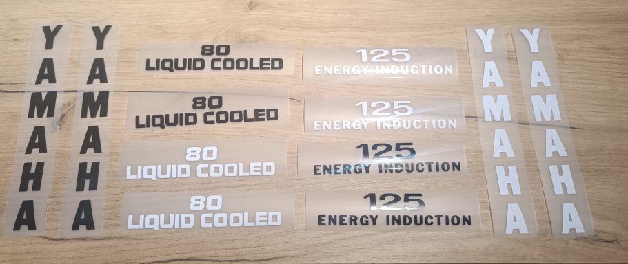 Aufkleber Yamaha DT Aufkleber mit "Yamaha" und "Liquid Cooled" in verschiedenen Schriftgrößen.